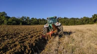 Muere un hombre de 62 años al volcar su tractor y quedar atrapado debajo en Villaverde del Río