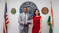 Ayuso recibe las llaves de Miami de mano del alcalde y elogia a los exiliados en la ciudad: "Vienen con ganas de trabajar y prosperar"