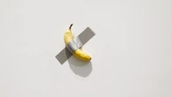 Un visitante coge y se come la banana de Cattelan, valorada en 6,2 millones, expuesta en el Pompidou 