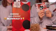 Una trabajadora de McDonald's muestra qué contiene su cesta de Navidad