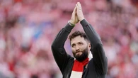 Jon Rahm recibe el cariño de San Mamés durante el saque de honor antes del Athletic - Atlético de Madrid