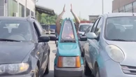 Un hombre convierte su Fiat Panda en el "coche más estrecho del mundo": mide 50 cm de ancho y es funcional