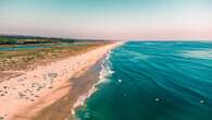 El fascinante viaje en tren a una hora de España que tiene como destino una bonita playa de aguas turquesas