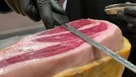Seis jamones enteros, 300 raciones, 72 horas... el loco récord Guinness de corte de jamón que busca maestro español