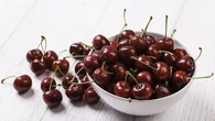 Cuidado si compras cerezas: el truco de los expertos para descubrir si la mosca de la fruta ha dejado larvas
