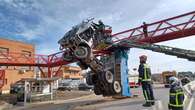 Un camión choca contra un puente y queda suspendido: el conductor ha tenido que ser rescatado de la cabina