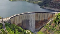 La presa de El Atazar desembalsa por primera vez en 34 años por el aliviadero superior y deja un imagen histórica