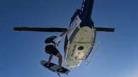 Un hombre salta desde un helicóptero para surfear la ola más grande del mundo