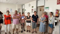 Vecinos de Palmete 'okupan' el centro de salud para huir del calor por los cortes de luz: "No tenemos casas, tenemos hornos"