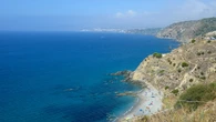 La mejor playa de Málaga, según la IA: una joya aislada de la Costa del Sol que está rodeada de acantilados