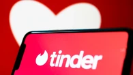 Unas amigas crean un currículum a la soltera del grupo para que encuentre novio en Tinder: "Que tenga las ex superadas"