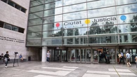 Declarado culpable el joven que mató a su exsuegro de 22 cuchilladas en l'Eliana: la Fiscalía pide 20 años de prisión