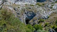 La ruta de senderismo entre frondosa vegetación hasta la cueva donde nace el río Pisuerga