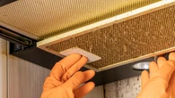 Ni vinagre ni lejía: el sencillo truco para limpiar la grasa de la campana extractora sin hacer nada