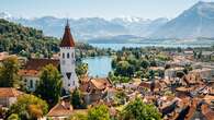 La ciudad suiza con dos castillos perfecta para una escapada de otoño entre montañas