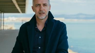 Javier Alandes novela sobre las falsificaciones de arte en su último libro, 'El rey del bronce': "Escribo lo que me gustaría leer como lector"
