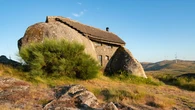 El pueblo que esconde la 'casa de 'Los Picapiedra': está cerca del lugar donde nació el primer rey de Portugal