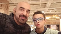 Carlos, padre de Elian, con autismo y síndrome MEF2C: "Cuidar de una persona tan dependiente es agotador"
