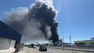 Incendio en Sevilla: una nave de productos químicos arde en Alcalá de Guadaíra y provoca una inmensa columna de humo