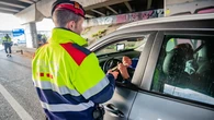 ¿Cuál es el tiempo mínimo que debe pasar entre la primera y la segunda prueba de alcoholemia? 