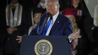 Trump en medio de un discurso dice que los magnates de internet ahora le "besan el culo"