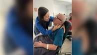El emotivo vídeo de una joven y su padre celebrando su graduación: "Sufre esclerosis lateral"