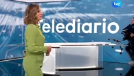 Un fallo en el telediario de La 1 permite ver cómo se hace la tele por dentro: técnicos poniendo sillas, reporteras prevenidas...