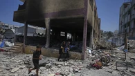 Hamás denuncia un ataque israelí a una escuela y decreta la pena de muerte a quien colabore con la GHF, señalada por Amnistía