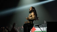 El cantante Bob Vylan pide a su público que no grite "Muerte a las FDI" después de que le abrieran una investigación por hacerlo él