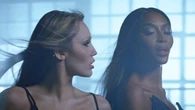 Miley Cyrus estrena junto a Naomi Campbell el vídeo de su colaboración 'Every Girl You've Ever Loved'