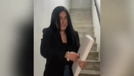 Un insólito incidente acaba con una chica unida a la cisterna del inodoro: "El dedo se trabó en la tapa"