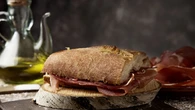 Si visitas este pueblo de Badajoz, debes comer en este local el mejor montado ibérico caliente