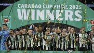El Newcastle alarga la terrible semana del Liverpool en la final de la Copa de la Liga y levanta su primer título en 70 años