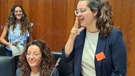 Una MIR con discapacidad auditiva reclama "más médicos sordos para atender a pacientes sordos"