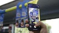 Leer a Lorca, Galdós o Pardo Bazán en el bus y de forma gratuita: la EMT se llena de QR que permite acceder a libros en tu trayecto