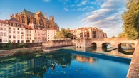 La ciudad de Francia repleta de jardines con una magnífica catedral gótica conocida como 'la linterna de Dios'