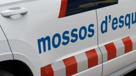 Un menor detenido y un herido grave por arma blanca durante una nueva noche de incidentes por un local ocupado en Sabadell