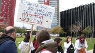 Un centenar de técnicos sanitarios protestan a las puertas del MWC en la primera jornada de huelga: "Nos están maltratando"