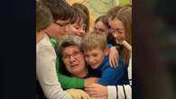 El bonito homenaje de unos alumnos por la jubilación de una de las limpiadoras del colegio