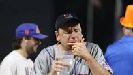Joey Chestnut, el rey del perrito caliente: millonario y capaz de comerse 76 perritos en 10 minutos