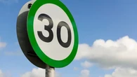 Qué significa la nueva señal con borde verde que está apareciendo en las carreteras
