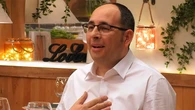 Robert no puede evitar que se le salten las lágrimas durante su cita en 'First Dates': "No soy un llorica"