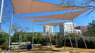 Barcelona instalará toldos para generar sombra en 52 parques infantiles antes del verano para combatir el calor