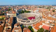 Esta es la ciudad del amor italiana que también tiene un coliseo (¡que todavía se usa!)