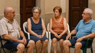 Prohibido sentarse a tomar el fresco en Barcelona: esta es la multa por sacar la silla a la puerta de tu vivienda 