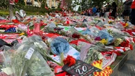 Bufandas, flores, banderas... Aficionados del Liverpool rinden homenaje a Diogo Jota en un altar improvisado