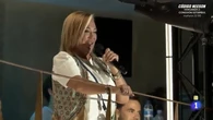 Belén Esteban aparece entre el público de 'La Revuelta', presume de su encuentro con Karol G y se salta una de sus normas