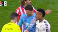 El derbi entre Atlético y Real Madrid, detenido durante casi 20 minutos: a Courtois le tiraron un mechero y numerosos objetos