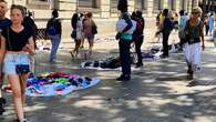 Los manteros resisten en el centro de Barcelona a pesar de la mayor presencia policial 