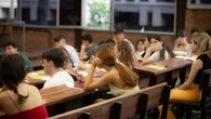 Crece la ansiedad en universitarios y aumenta el peso del trabajo para pagar los grados y másteres, según un estudio